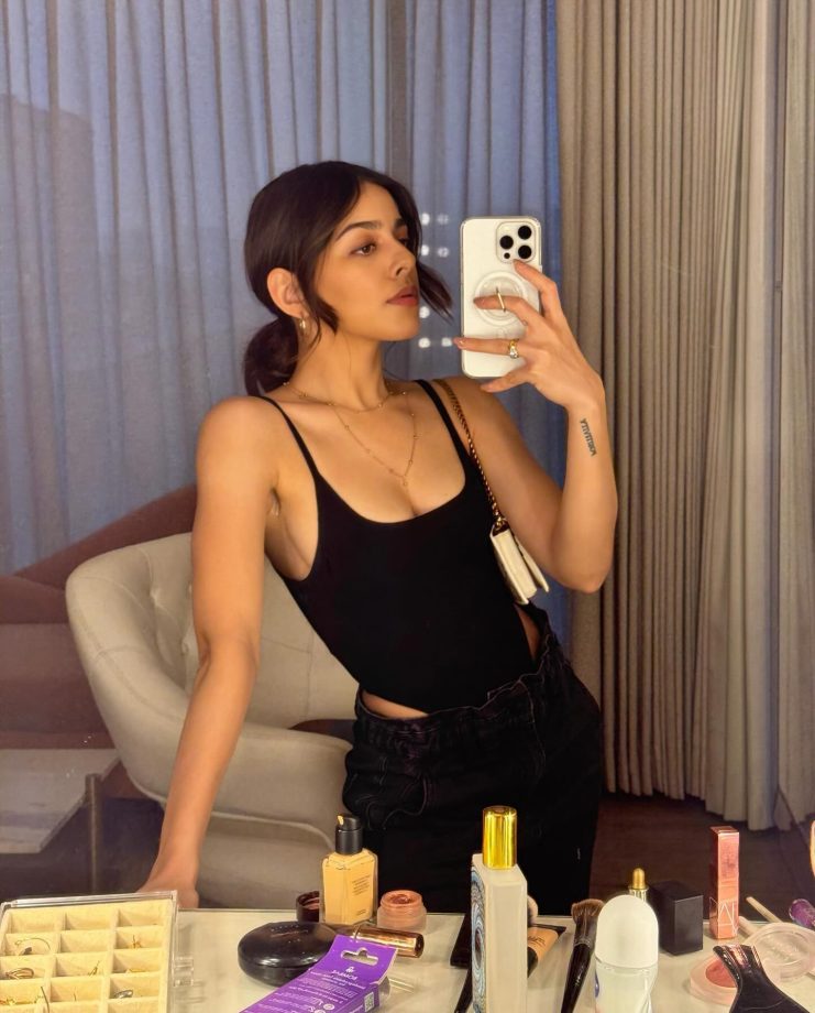 Alaya F's Mirror Selfie In Black Trendy Outfit Is No Miss, Check Out 869226