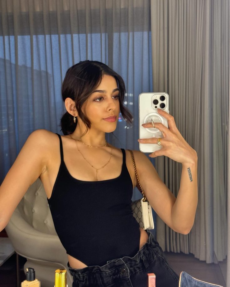 Alaya F's Mirror Selfie In Black Trendy Outfit Is No Miss, Check Out 869225