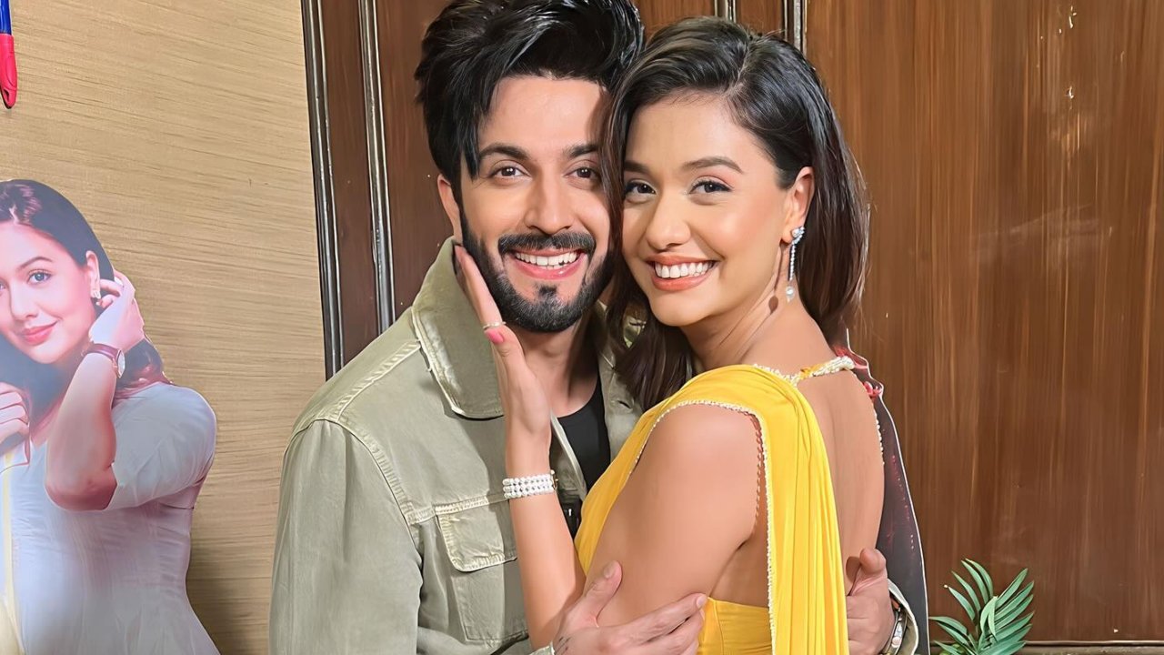 Dheeraj Dhoopar Strikes A Pose With Co-Stars From His Next, Tatlubaaz