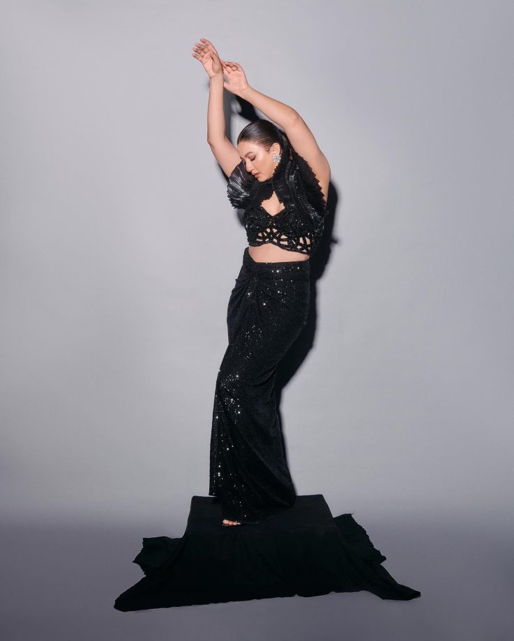 Gauahar Khan Poses Like Chic Trophy In Black Shimmery Dress, Take A Look 870944