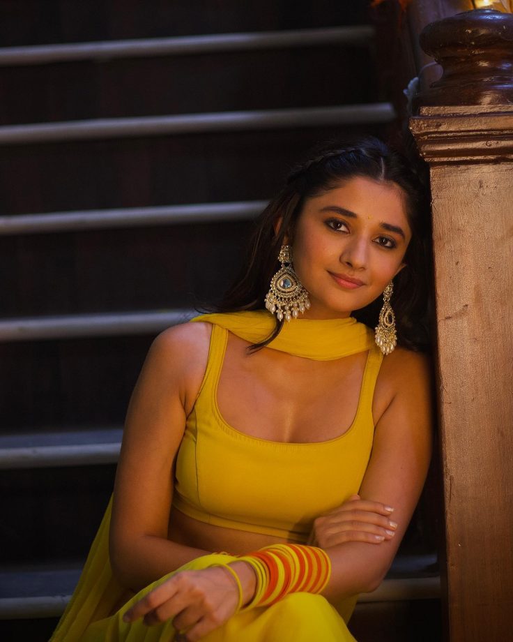 Kanika Mann's ''Desi Girl' Look In Yellow Traditional Outfit Makes Hearts Flatter, Check Out 868375