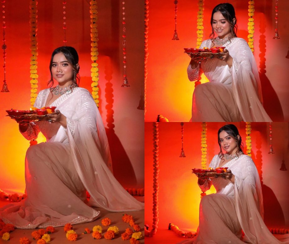 Manisha Rani Lights Up Diwali Vibe In White Saree With Rose Bun 868147