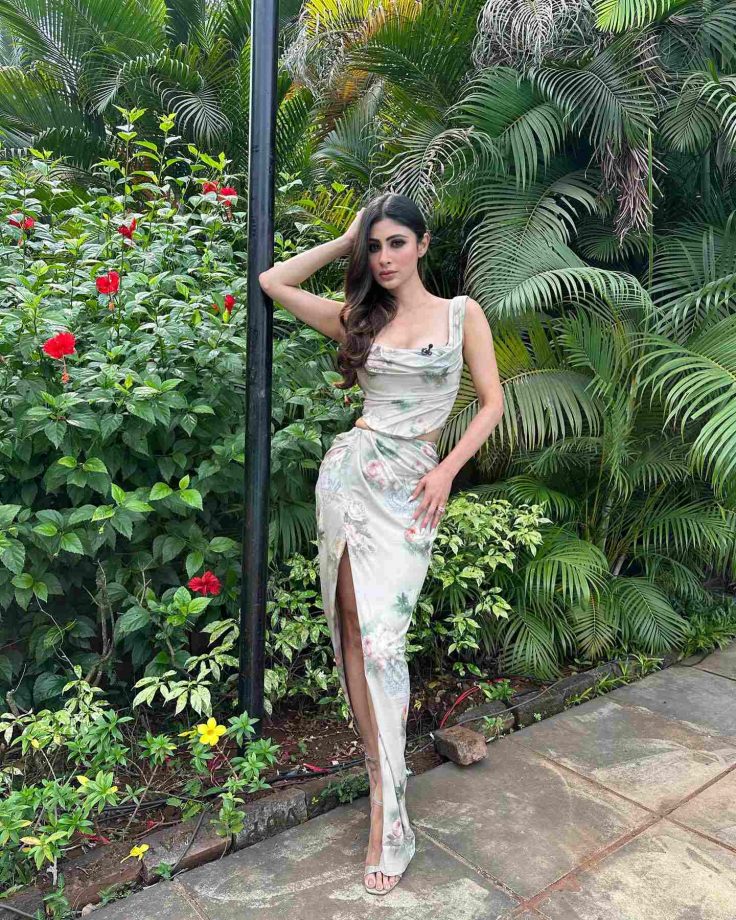 Mouni Roy tempts in corset and maxi skirt, see photos 868027