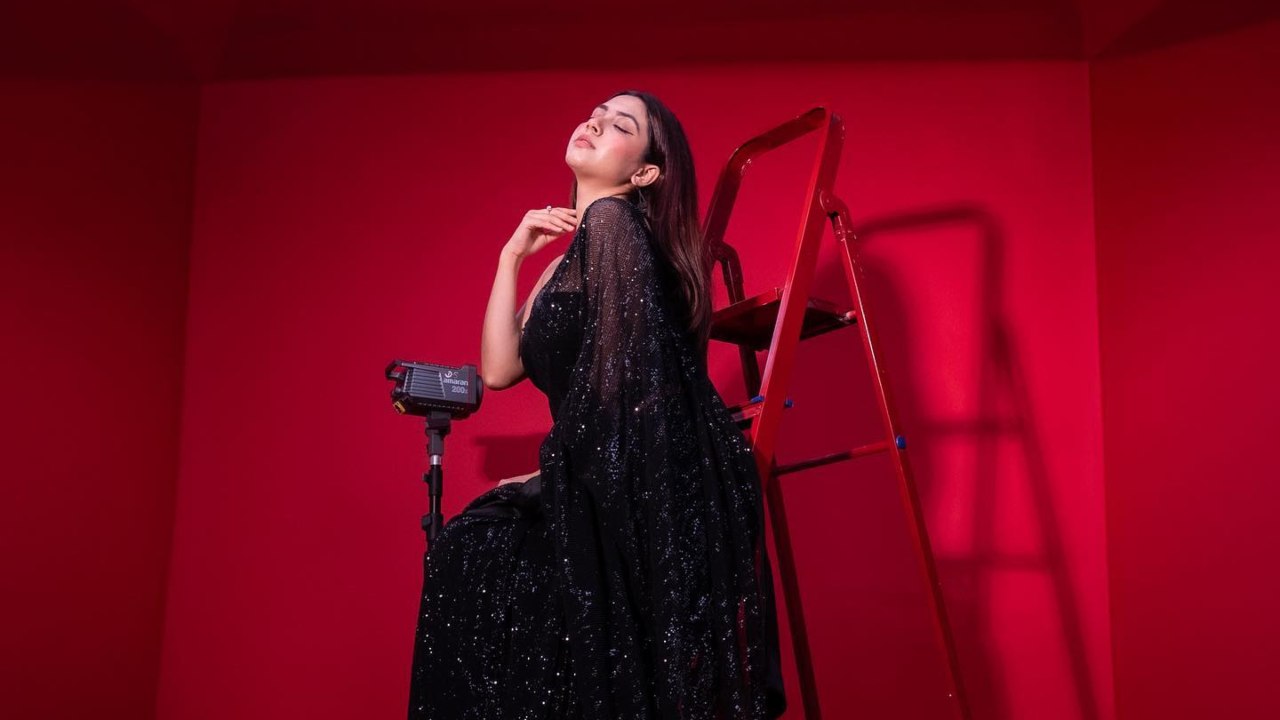 [Photos] Reem Shaikh Spreads Pure Elegance In Black Shimmer Saree 867055