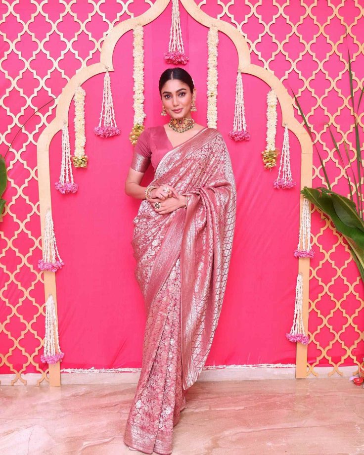 Sana Makbul's Glam In Pink Banarasi Saree Steals Hearts, Check Out 869001