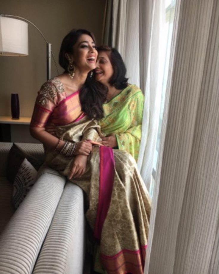 Shriya Saran's Festive Candid Moment Is No Miss, Check Out 868558