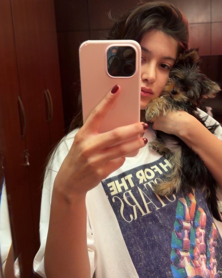 Cuteness Overloaded! Shanaya Kapoor Poses With Pet Dog In Mirror Selfie 875340