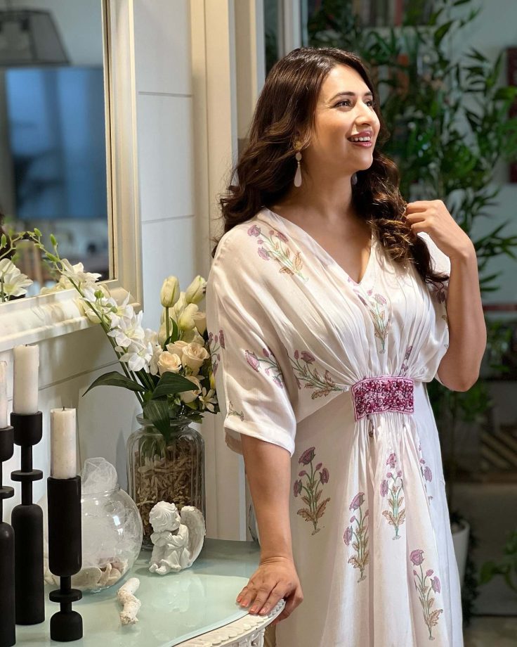 Divyanka Tripathi is a beauty to behold in floral white kaftan dress, check out 872619
