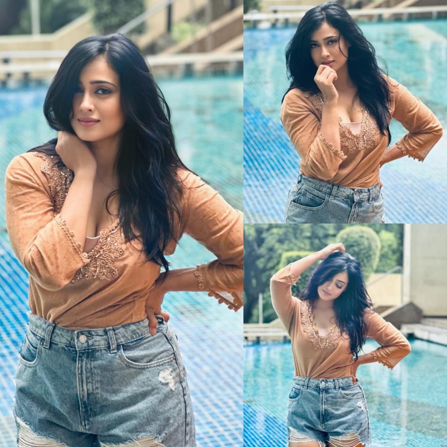 Shweta Tiwari cuts it chic in casual top and jeans, check out 872743