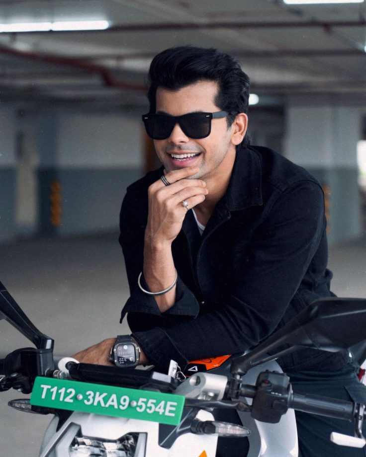 Swagger! Siddharth Nigam looks dapper in black denim jacket, rides swanky bike 875179