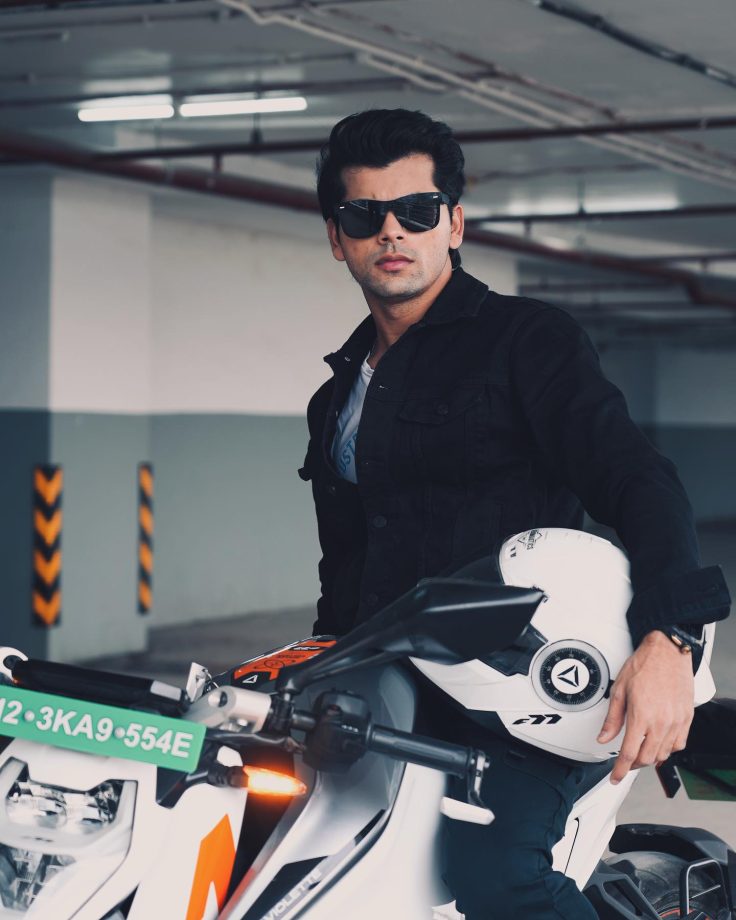 Swagger! Siddharth Nigam looks dapper in black denim jacket, rides swanky bike 875178