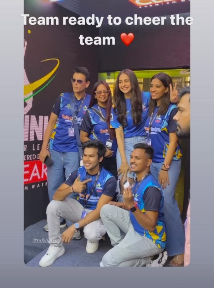 Tennis Premier League 2023: Rakul Preet Singh caught in candid moment with her team ahead of match [Photos] 873846