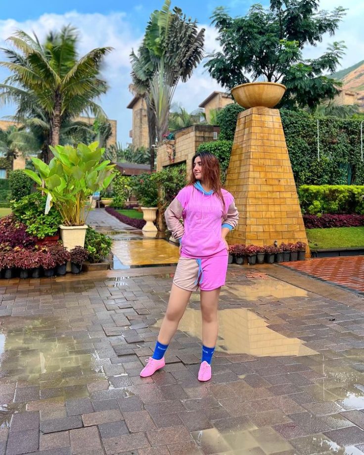 Vacay Goals: Ashnoor Kaur Poses Cool In Pink Hoodie And Shorts 873227