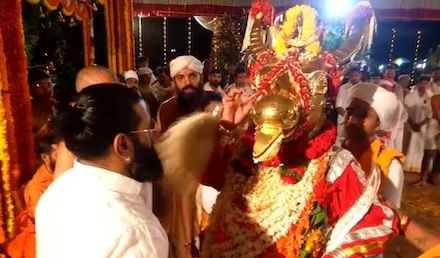 Amid the shooting of Hombale Films’ “Kantara Chapter 1”, Rishab Shetty attended the divine festivities of Daiva Kola in Mangalore! 877156