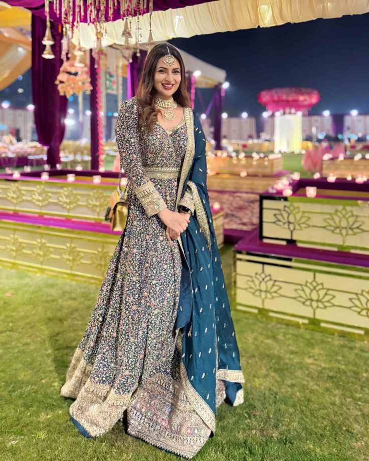 Divyanka Tripathi turns queen in embroidered blue lehenga set, see photos 879835