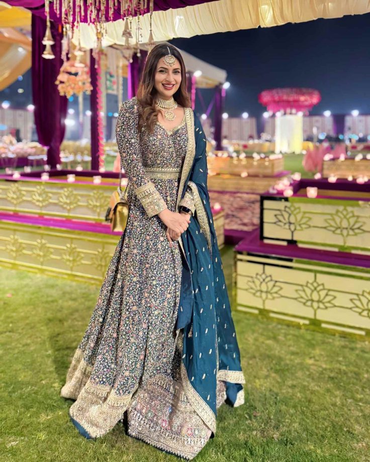 Divyanka Tripathi turns queen in embroidered blue lehenga set, see photos 879835