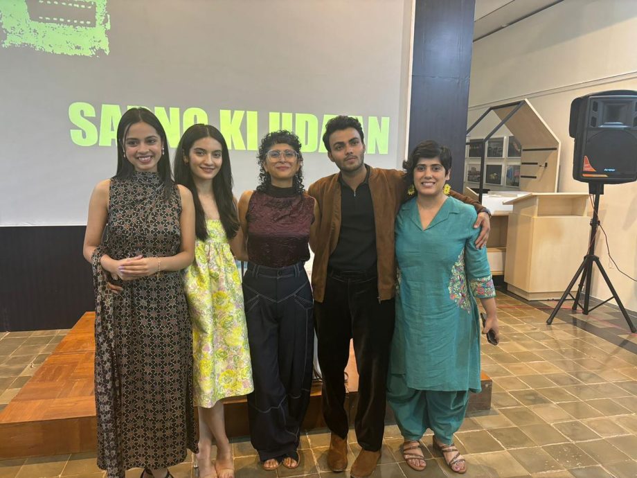Laapataa Ladies lead cast Pratibha Ranta, Sparsh Shrivastav, and Nitanshi Goel along with director Kiran Rao attended the Kala Ghoda Art Festival! 879777