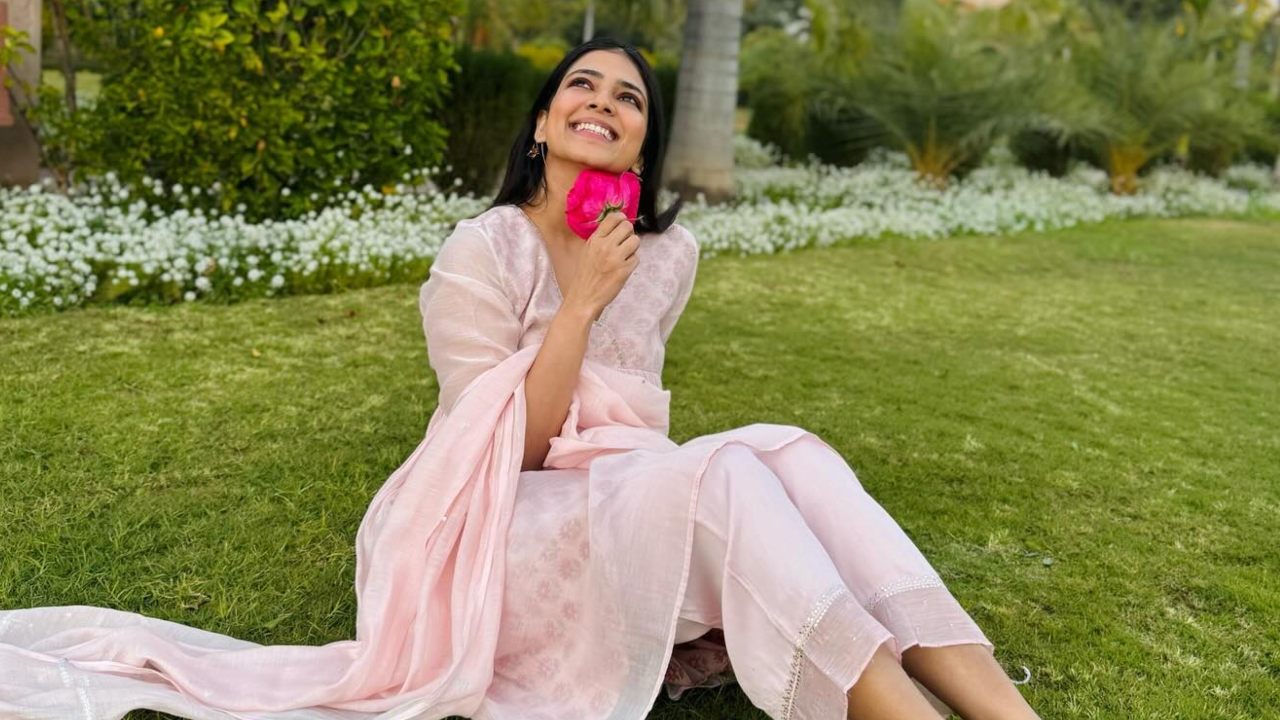 Malavika Mohanan Glows 'Gulabi' In the Green Nature, See Photos 876484