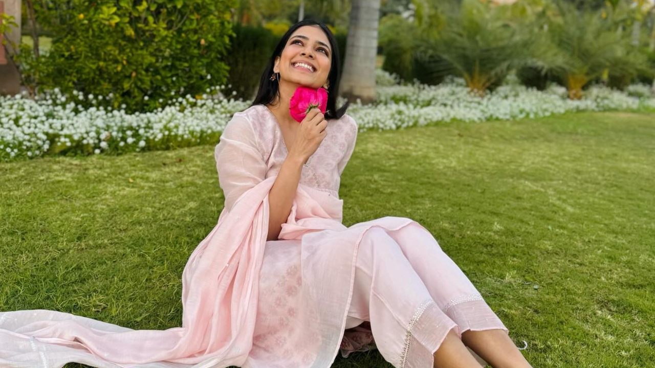 Malavika Mohanan Glows 'Gulabi' In the Green Nature, See Photos 876484