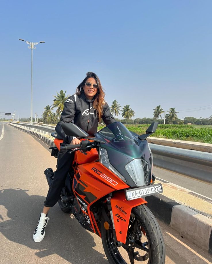 Nia Sharma enjoys adventurous bike ride in Bangalore, see photos 879560