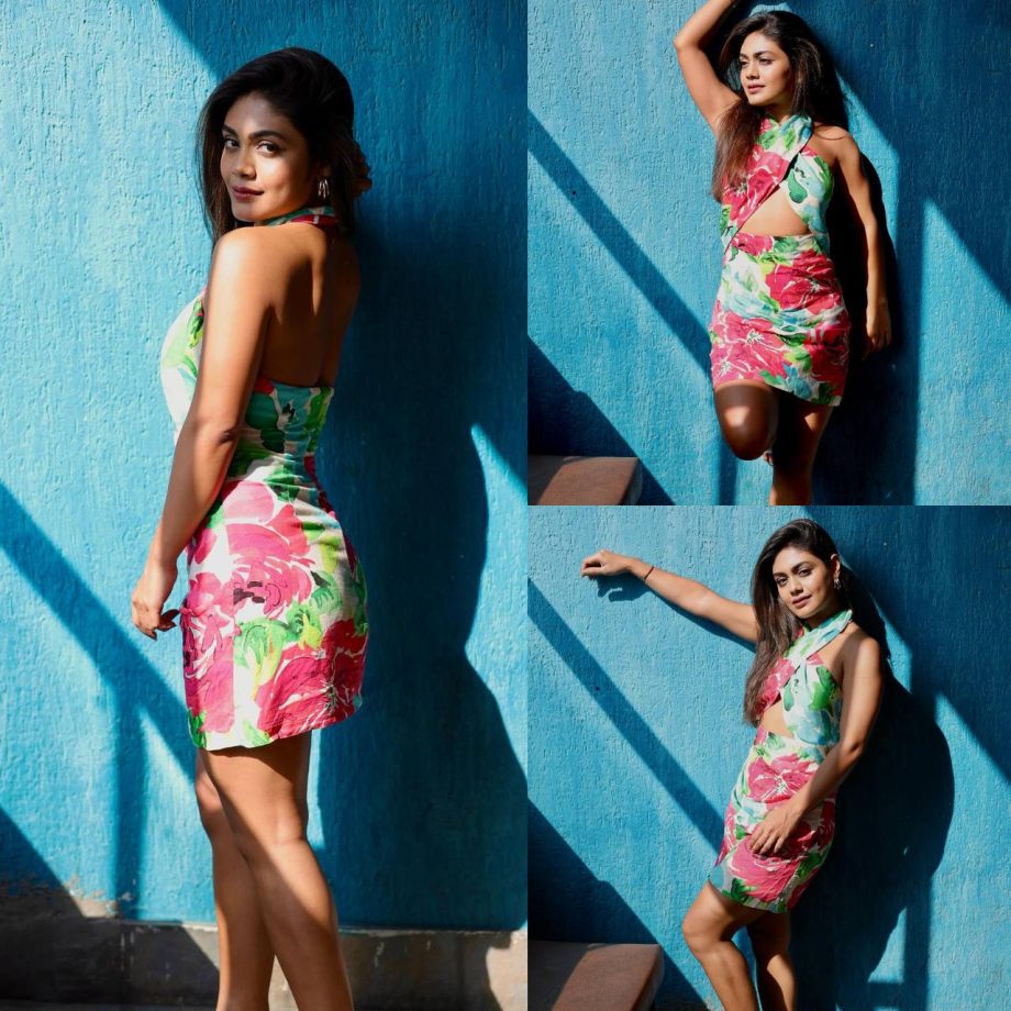 Sreejita De Serves Summer Vacation Vibe   In Cut-out Floral Printed Mini Dress 879201