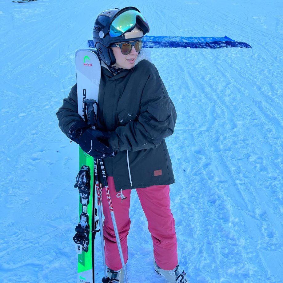[Viral Photo] Hansika Motwani rejoices skiing in Switzerland 877008