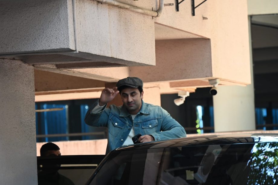 Watch out for Ranbir Kapoor's dedication in the biggest film of 2025 with Sanjay Leela Bhansali's Love & War! The actor visited the filmmaker's office following the grand announcement of the epic saga! 880711