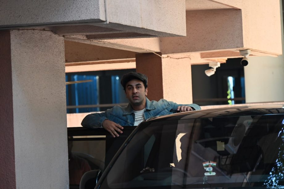 Watch out for Ranbir Kapoor's dedication in the biggest film of 2025 with Sanjay Leela Bhansali's Love & War! The actor visited the filmmaker's office following the grand announcement of the epic saga! 880712