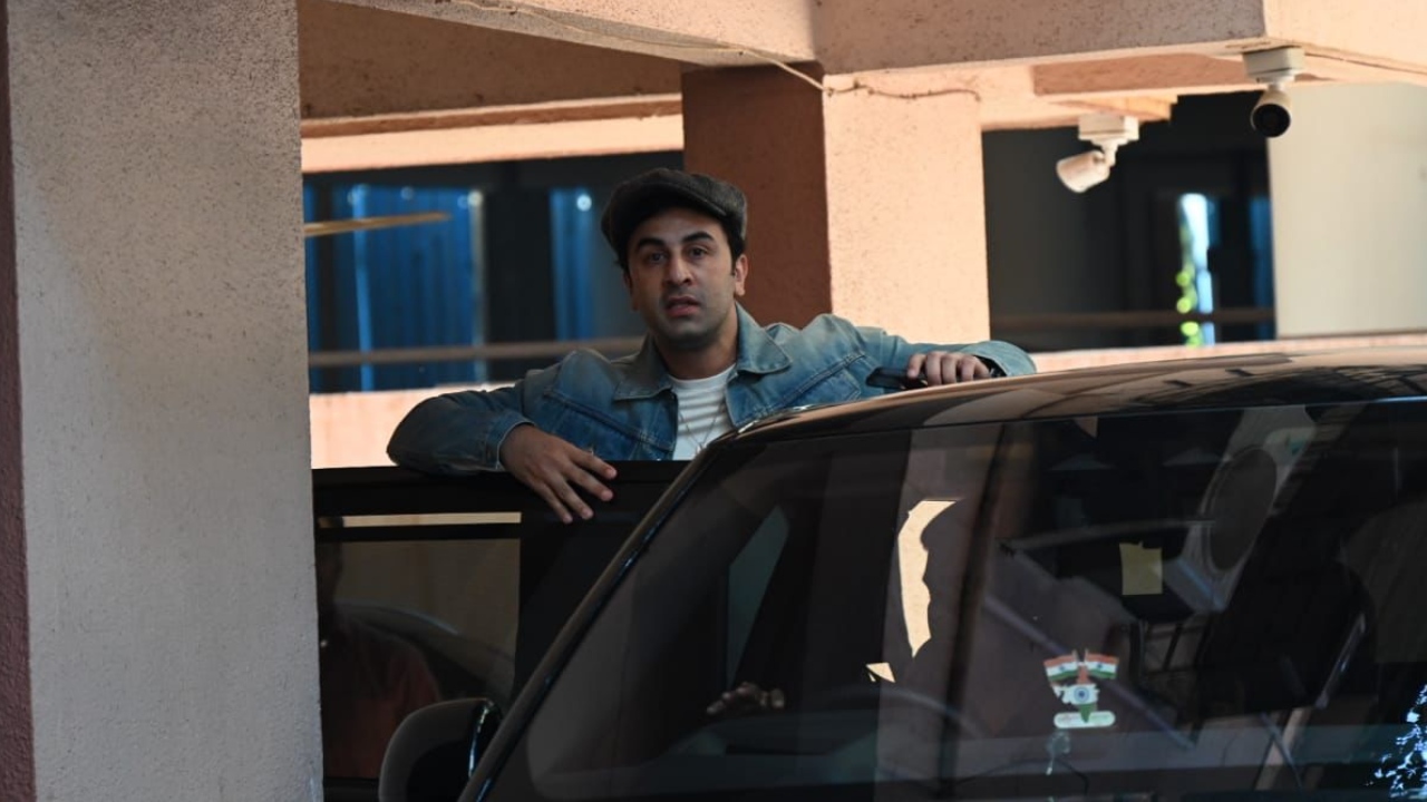 Watch out for Ranbir Kapoor's dedication in the biggest film of 2025 with Sanjay Leela Bhansali's Love & War! The actor visited the filmmaker's office following the grand announcement of the epic saga! 880715