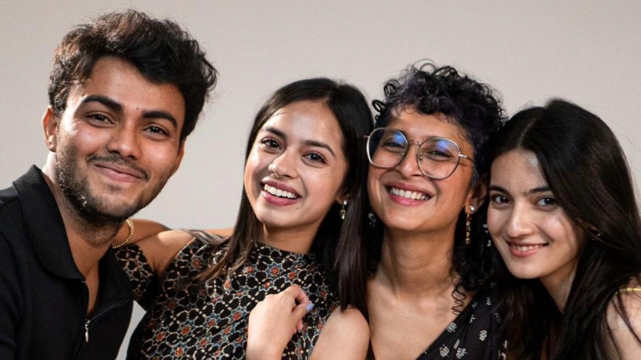 Cherishing faces of Laapataa Ladies, the director and the cast clicked in one frame! Worth saying, "Waah! bahut sundar hai bey” 881079