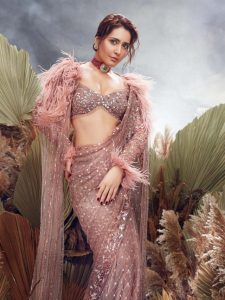 Raashi Khanna’s Simple Saree Hairstyle for Medium-Length