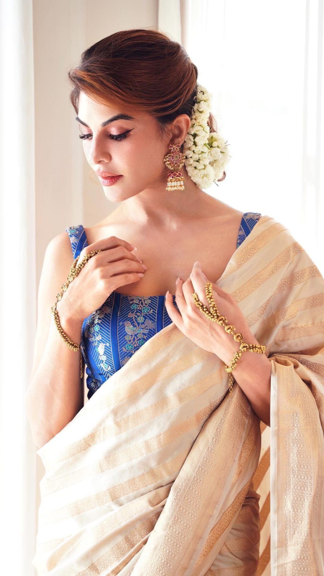 13 Classy Hairstyles for Sarees - FashionPro