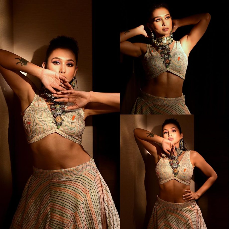 Mimi Chakraborty Flaunts Midriff In Boho Skirt And Blouse, See How 883444