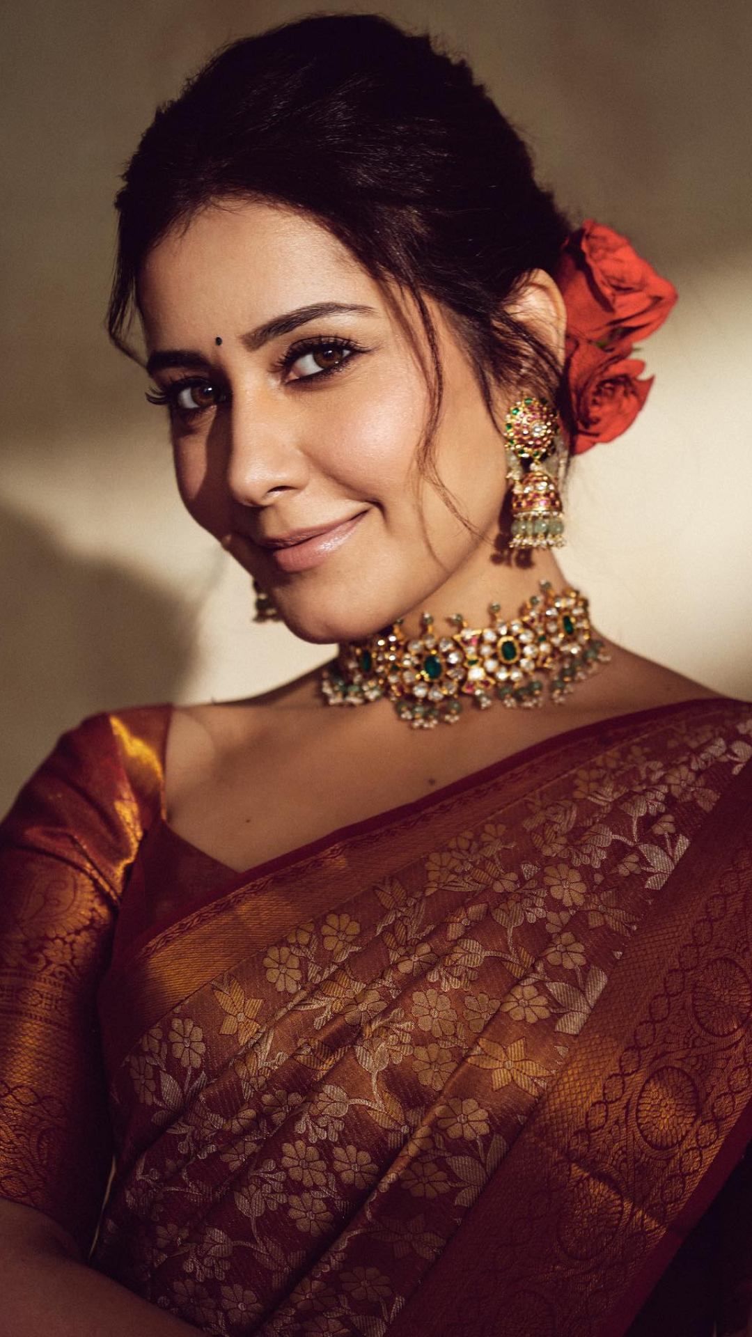 Raashi Khanna's Simple Saree Hairstyle for Medium-Length
