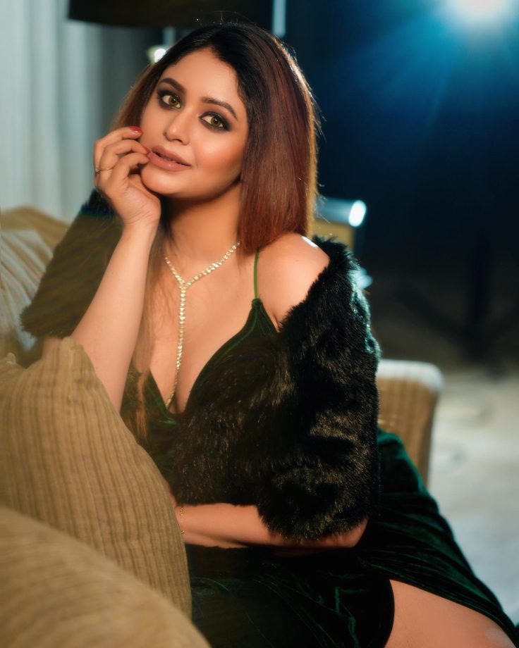 Ritabhari Chakraborty Sizzles In Dark Green Dress with Fur Shawl, Serves Elite Vibes 882853