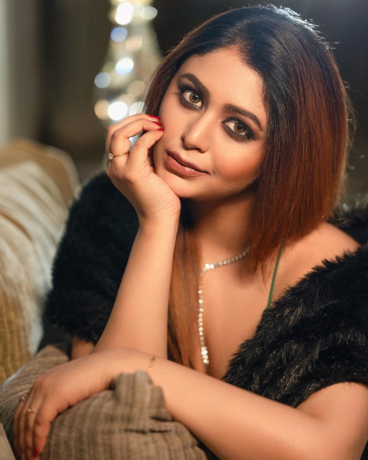 Ritabhari Chakraborty Sizzles In Dark Green Dress with Fur Shawl, Serves Elite Vibes 882852