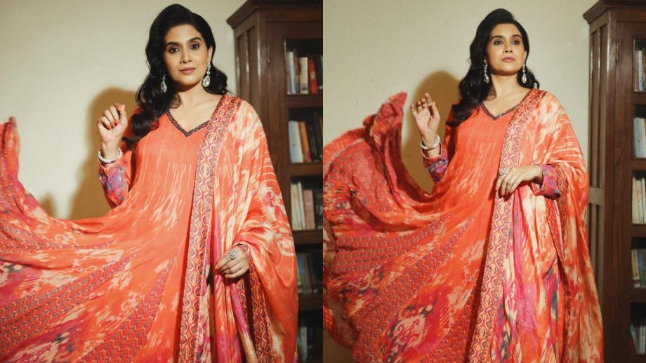 Sonali Kulkarni Flaunts Anarkali Swag In Filmy Way, Take A Look