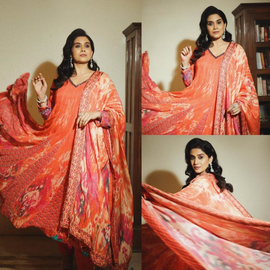 Sonali Kulkarni Flaunts Anarkali Swag In Filmy Way, Take A Look 883151