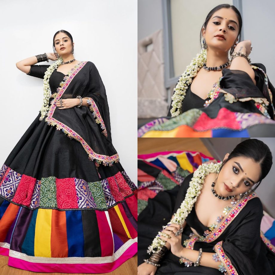 Sreemukhi Horns Desi Glam In Black Lehenga With Gajra 881146