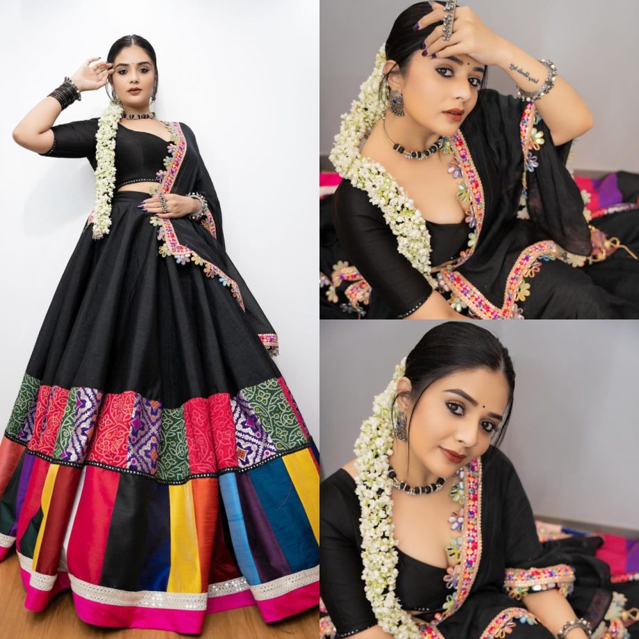 Sreemukhi Horns Desi Glam In Black Lehenga With Gajra 881144