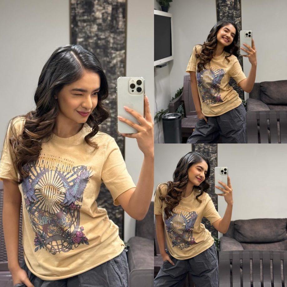 6thCurly Hair, Baggy Clothes & Quirky Smile: A Peek Into Anushka Sen's Mirror Selfie Diaries 886210