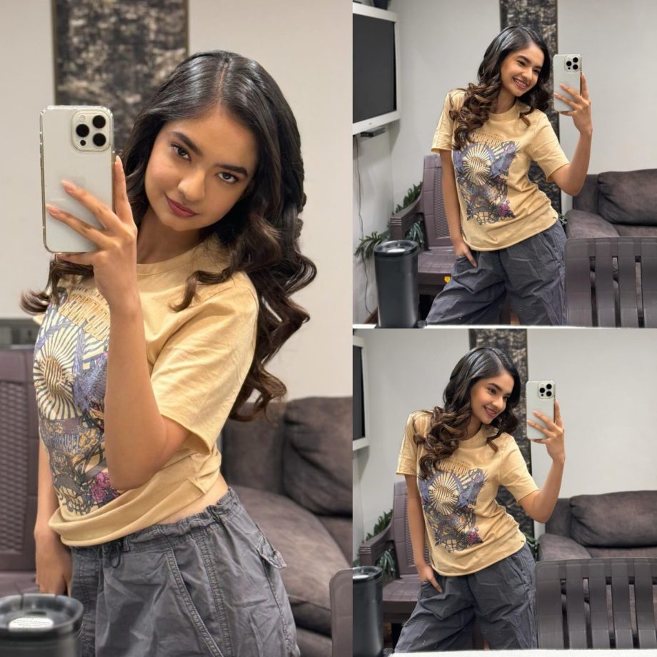 6thCurly Hair, Baggy Clothes & Quirky Smile: A Peek Into Anushka Sen's Mirror Selfie Diaries 886211