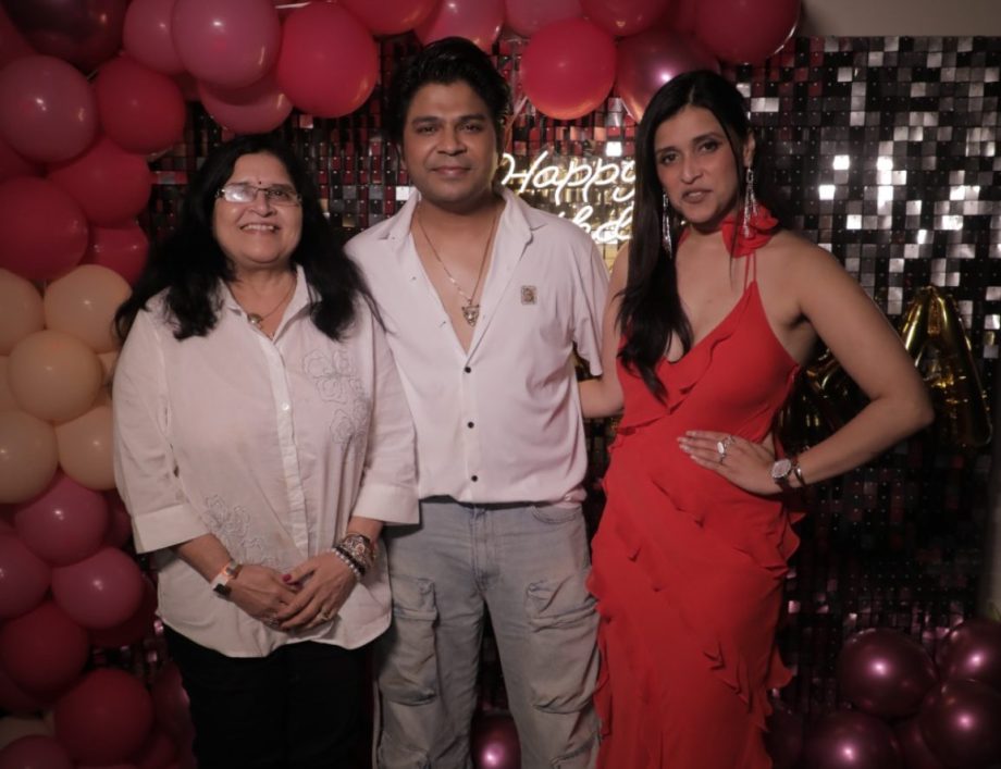 All roads led to Mannara Chopra's Big Birthday bash last night: from Priyanka, Nick to Mukesh Chhabra, it was a studded affair! 889313