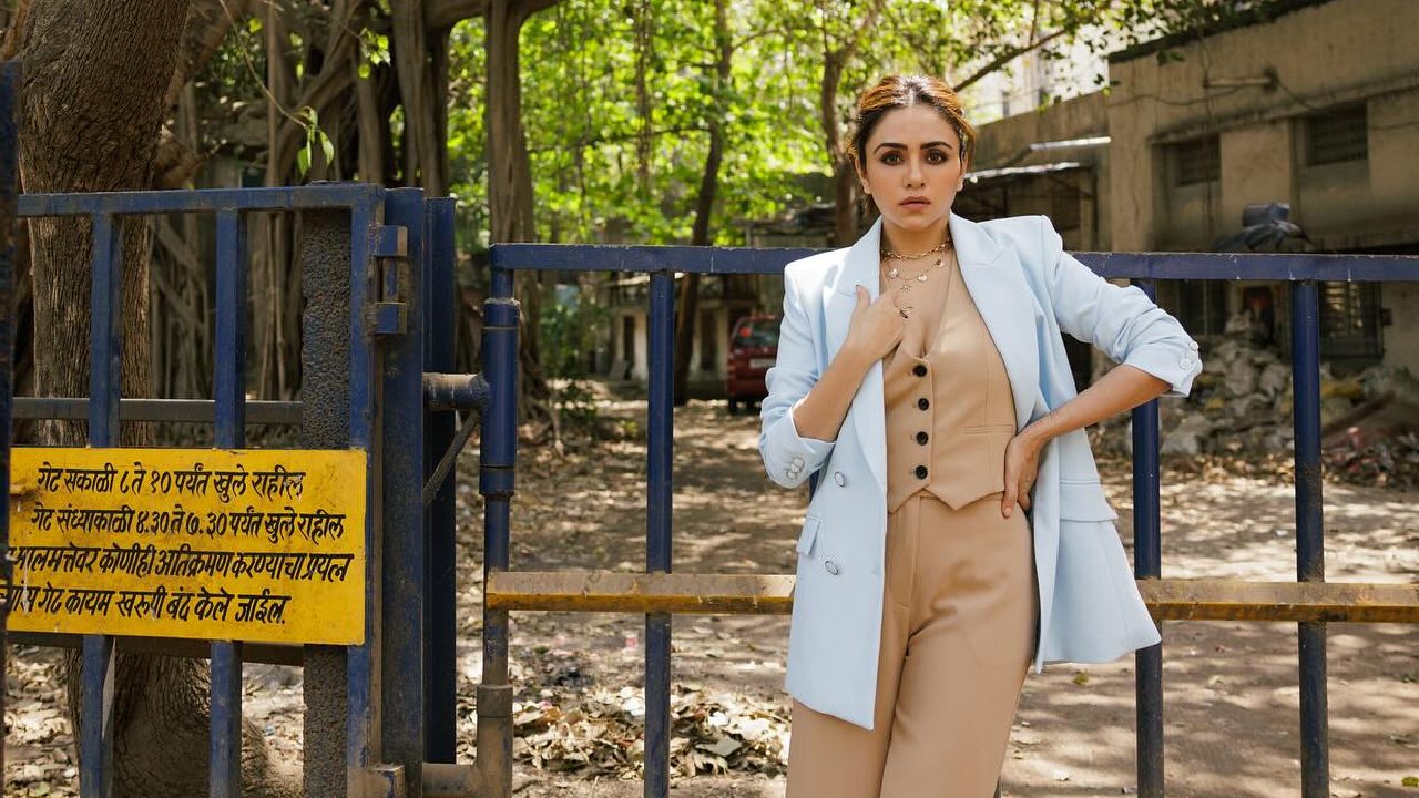 Amruta Khanvilkar Elevates Western Style In A Beige Co-Ord Set With Blue Blazer, See Pics! 889306