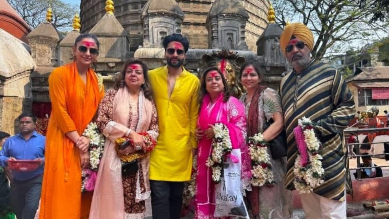 Check Out: Rakul Preet Singh And Jackky Bhagnani Embrace Spirituality At Kamakhya Devi Temple After Their Wedding 885690