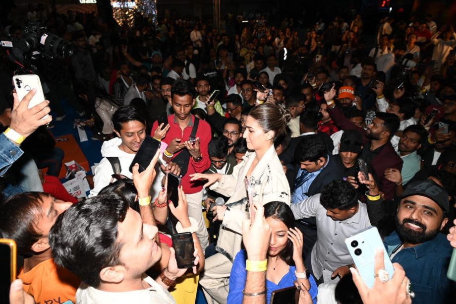 Crew Fever Is Taking Over! Kriti Sanon gets mobbed by fans as she visits an event to promote her anticipated film for the year 887337
