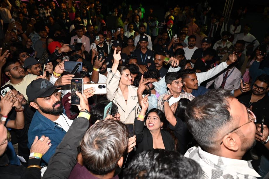 Crew Fever Is Taking Over! Kriti Sanon gets mobbed by fans as she visits an event to promote her anticipated film for the year 887338
