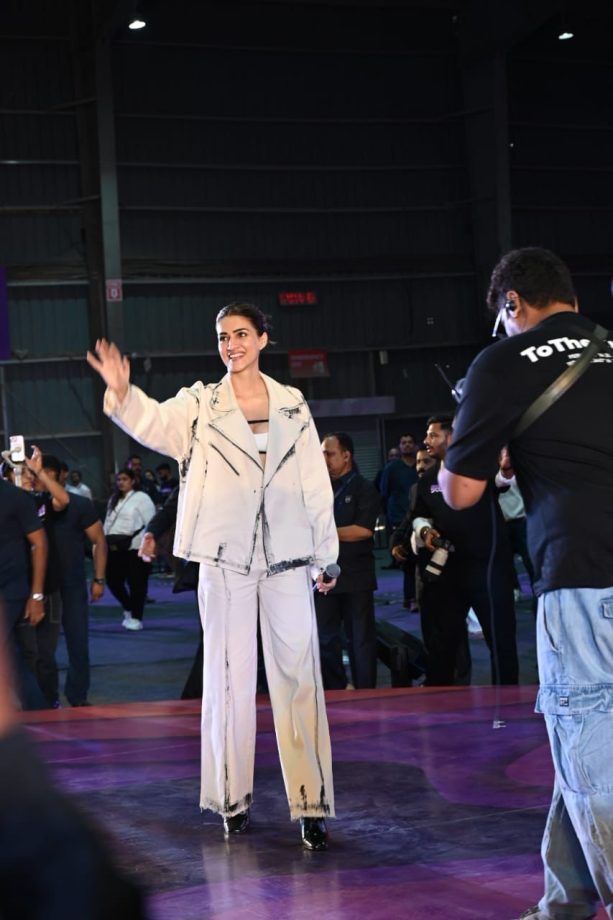 Crew Fever Is Taking Over! Kriti Sanon gets mobbed by fans as she visits an event to promote her anticipated film for the year 887336