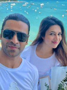 Get Romantic Beach Couple Pose Ideas from TV Stars Divyanka Tripathi and Vivek Dahiya