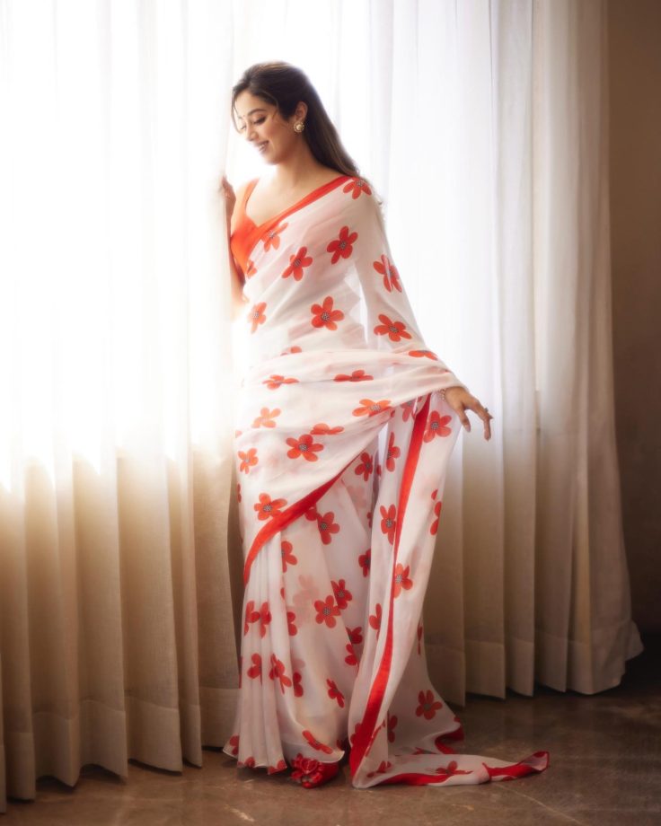 Kriti Sanon VS Janhvi Kapoor: Who Rocks Retro Look In Red-and-white Floral Saree? 887585